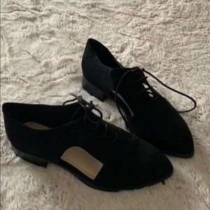 Black flat shoes